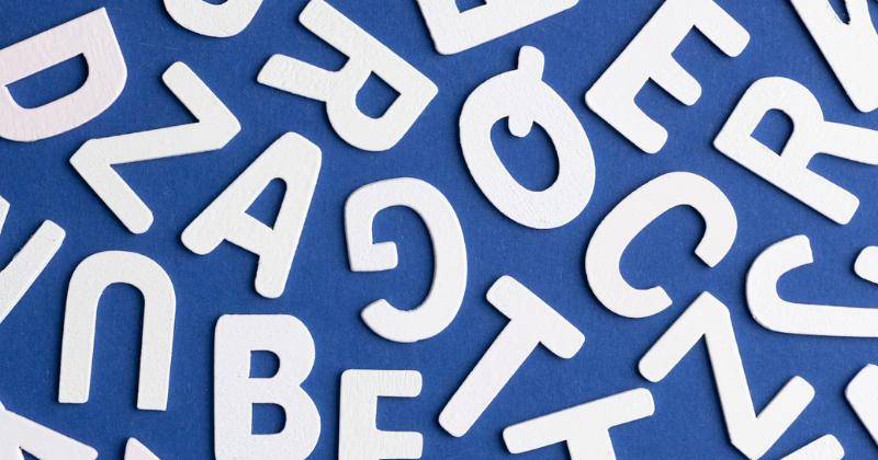 Perbedaan Penggunaan In, On, At beserta Contoh Kalimatnya!